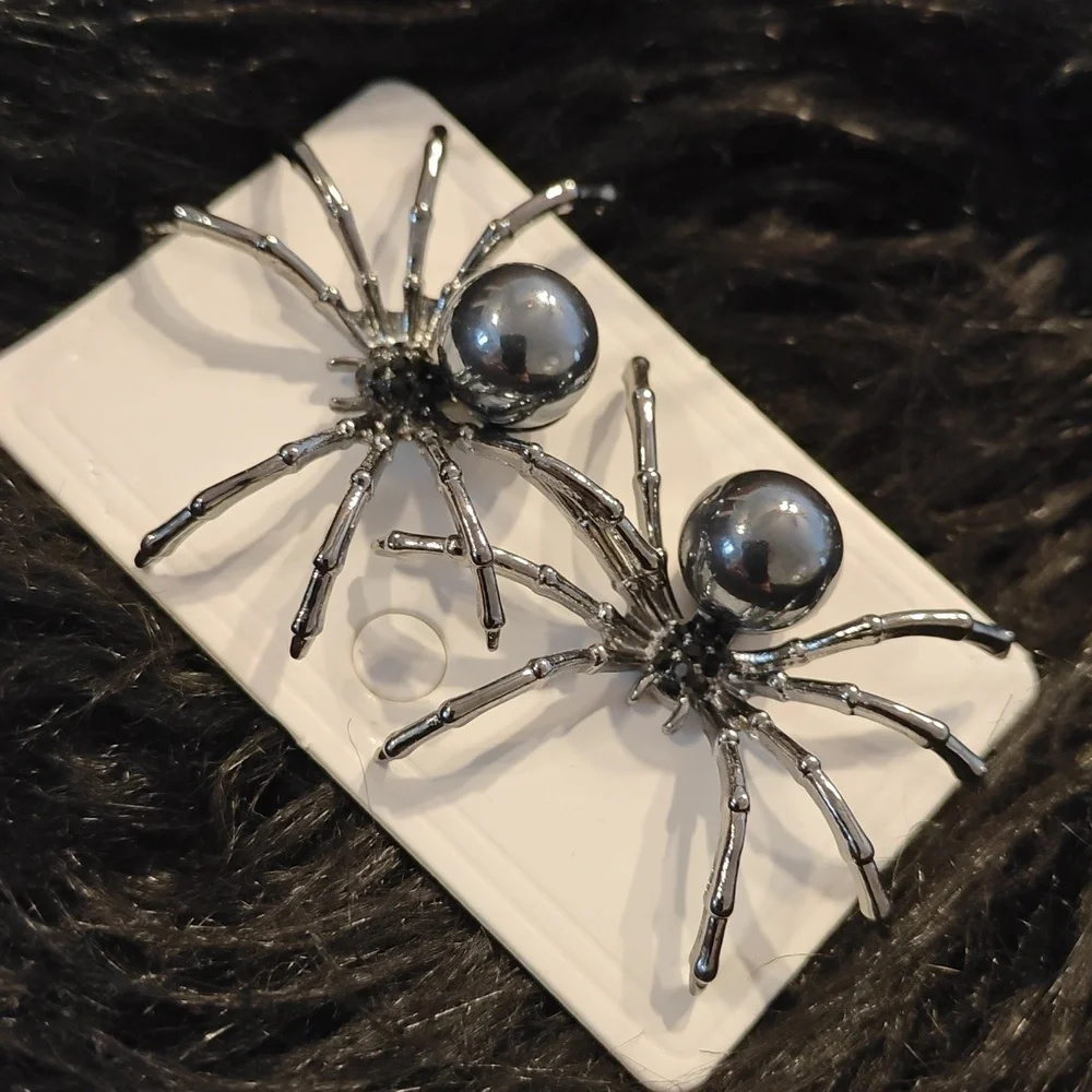 NWOT Spider earrings